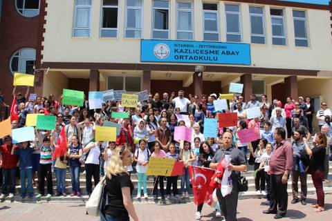 ABAY ORTAOKULU’NUN İMAM HATİBE DÖNÜŞTÜRÜLMEK İSTENMESİNE ÖĞRENCİ VE VELİLERDEN TEPKİ GELDİ