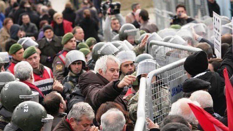 Devrimci, yurtsever, antiemperyalist sanatçımız Tarık Akan’ı son yolculuğuna uğurluyoruz